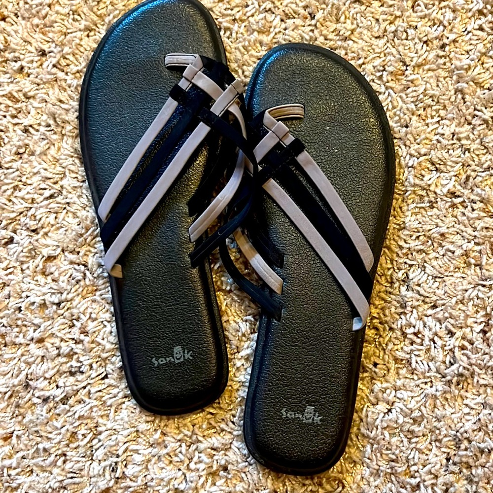 Sanuk Size 10 flip flops